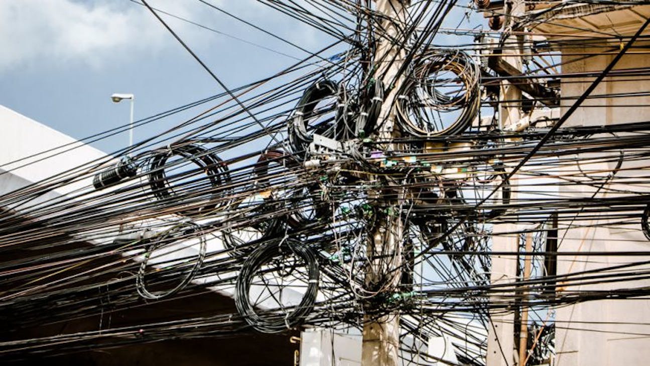 ecmweb_com_sites_ecmweb.com_files_uploads_2015_08_Crazy_Wiring_Bangkok_1.png