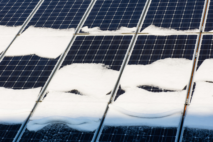 Solar_panels_snow_GettyImages-503513370_SKatzenberger.jpg