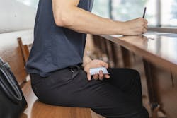 Cheating-exam_GettyImages-1128397407_Михаил Руденко.jpg Cheating-exam_GettyImages-1128397407_Михаил Руденко.jpg