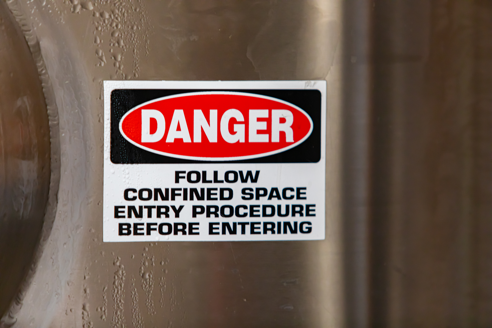 Confined Space Valmedia Creatives Dreamstime com 5eeb874319f95