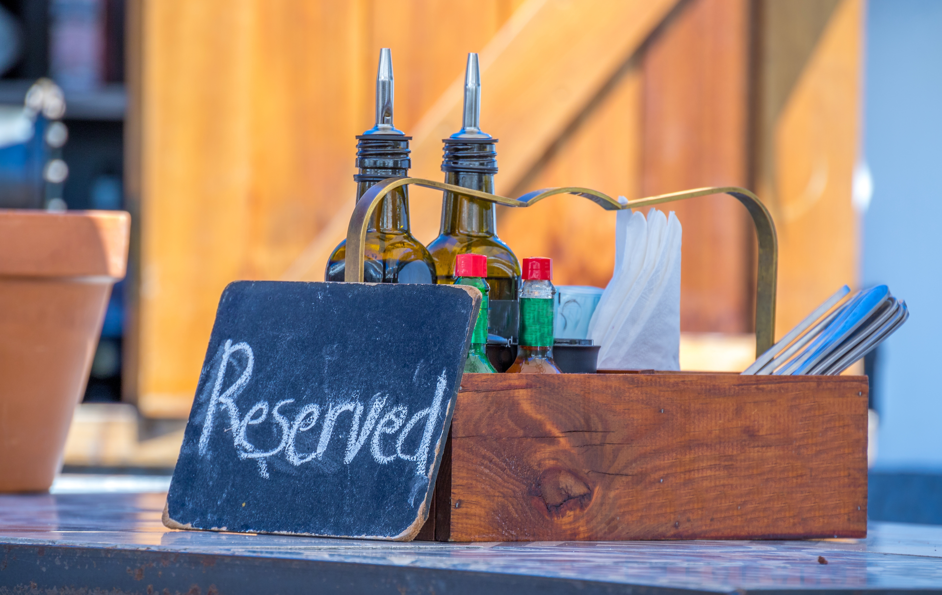 Table Richard Van Der Spuy Dreamstime com 5f18603a1df88