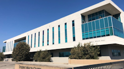 作为洛杉矶领先的试点示范点的一部分，加利福尼亚州立大学；s Dominguez Hills校区在其James L.Welch大楼内安装了LLLC技术，将LLLC系统的内置占用传感器与暖通空调控制集成在一起，以节约能源。