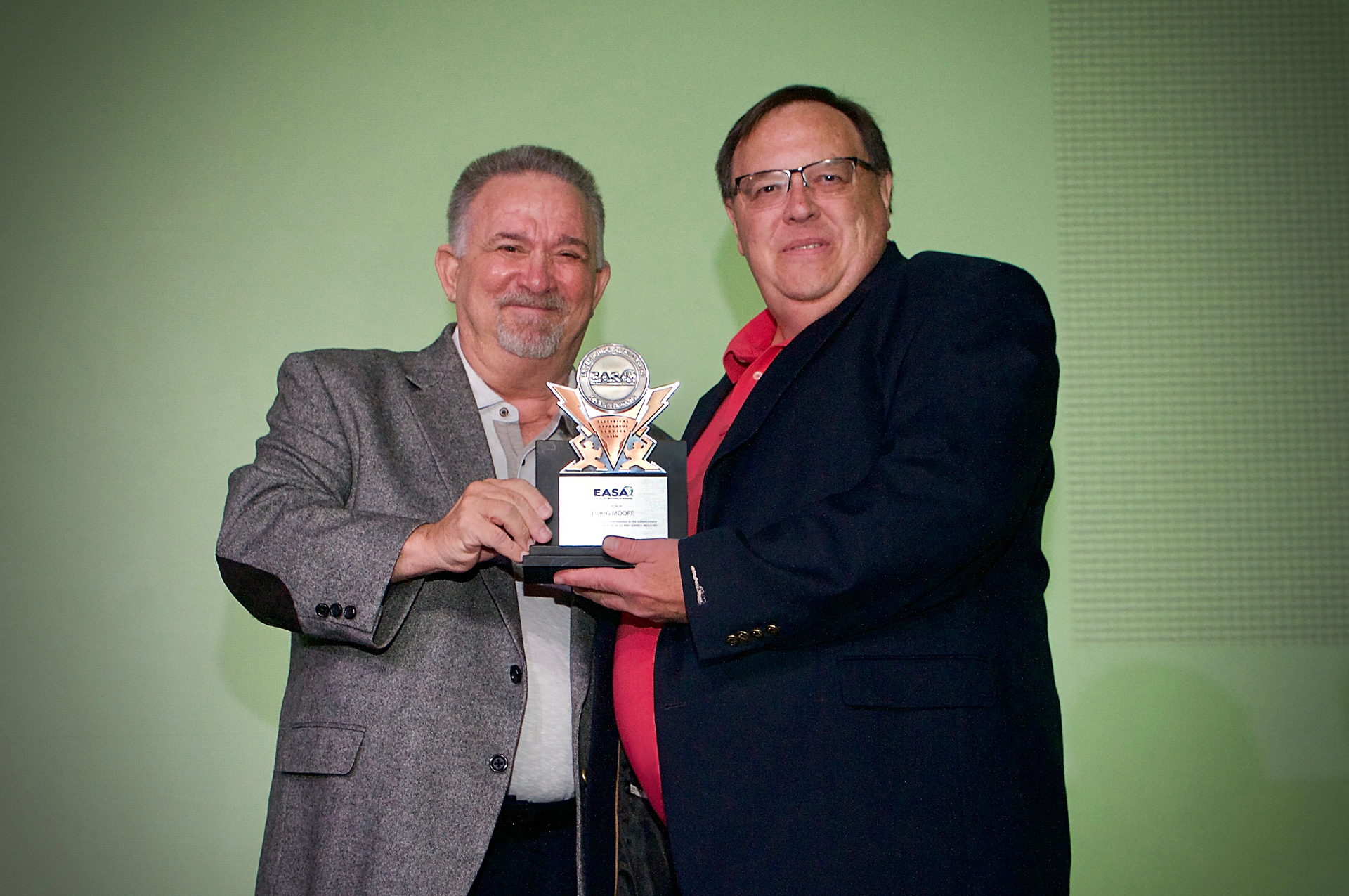 Past EASA Chairman Gary Byars (left) presents EASA's 2021 Exceptional Achievement Service Award to Doug Moore of HECO Kentucky Service Company.
