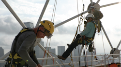 计划到位后，iconHD联系了FSG；达拉斯分公司，为持有执照的电工提供技能和证书，使他们能够在达拉斯执行工作；标志性的留尼汪塔，从塔上攀爬；s观景台离地面561英尺。
