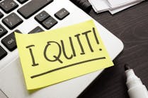 a sticky note on a computer that says &apos;I quit&apos;