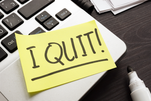 a sticky note on a computer that says 'I quit'