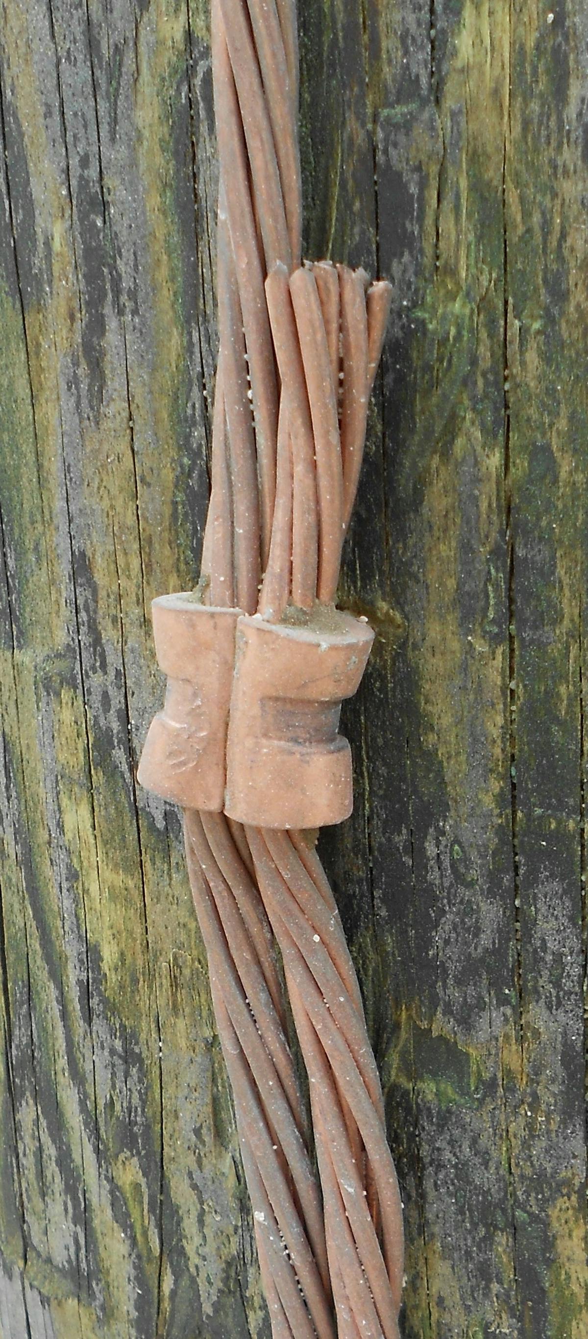 Irreversible crimp outlet