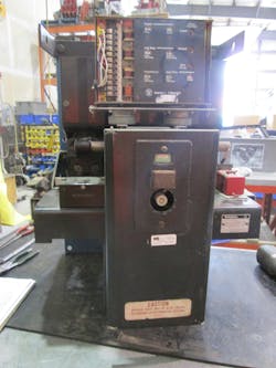 Photo 1a. A circuit breaker before rebuild. Photo 1a. A circuit breaker before rebuild.